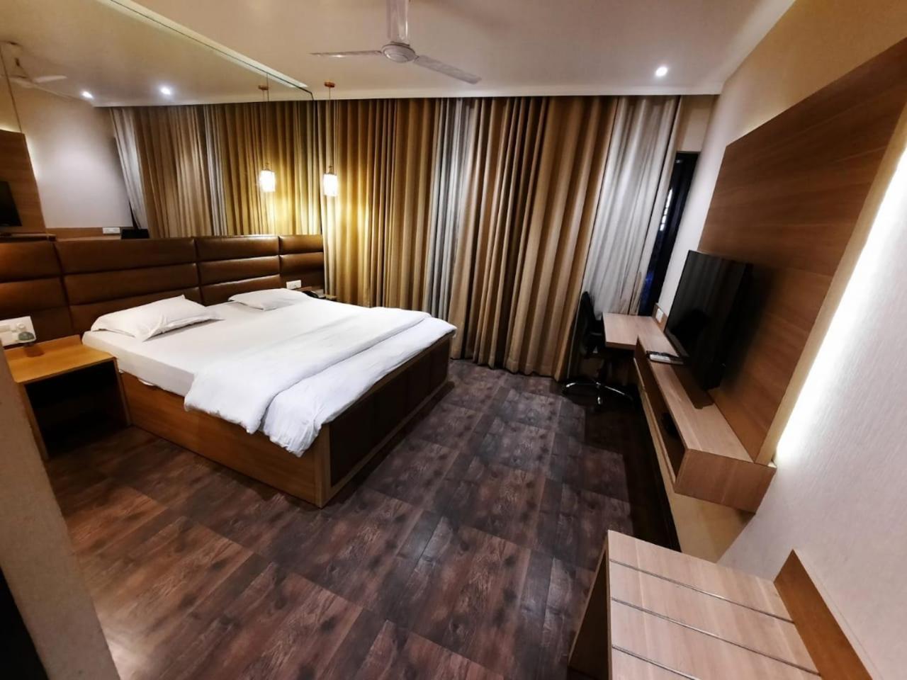 Solitaire Hotel New Delhi Eksteriør billede
