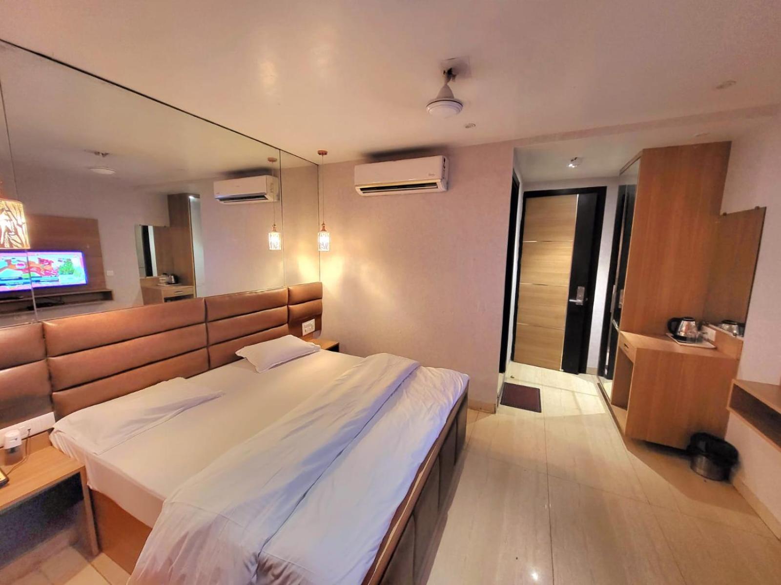 Solitaire Hotel New Delhi Eksteriør billede